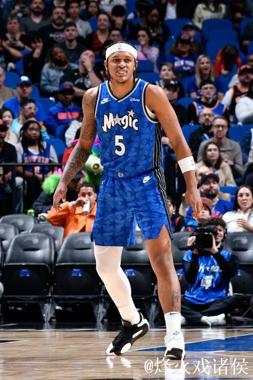 小史密斯身着蓝色Select3.0,高效斩获16分10篮板4助攻 小史密斯身着蓝色Select3.0,高效斩获16分10篮板4助攻